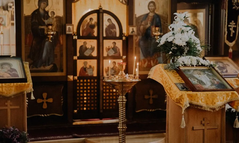 Убранство храма: иконы и свечи